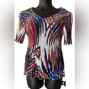 NWT Colorful artsy Pleated Stretchy Top beautiful  short sleeve M/L
